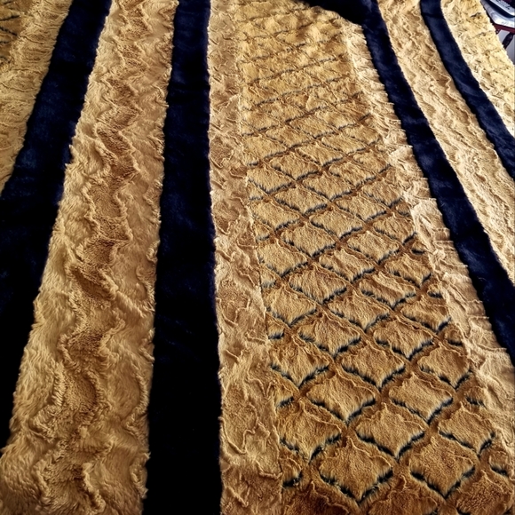 XL Waterfall Luxe Minky Blanket - Picture 10 of 11